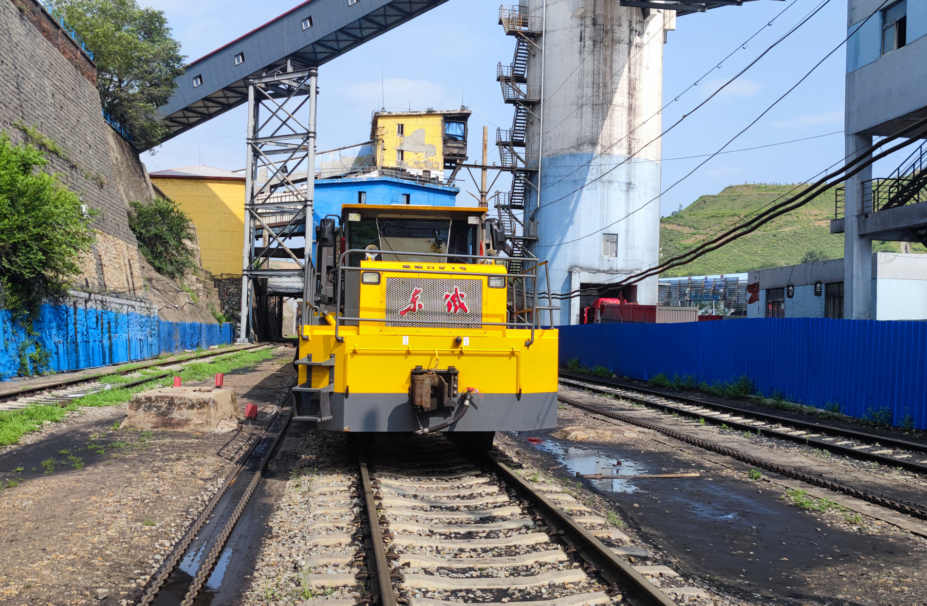 Trator ferroviário rodoviário de elevação hidráulica diesel para via rodoviária